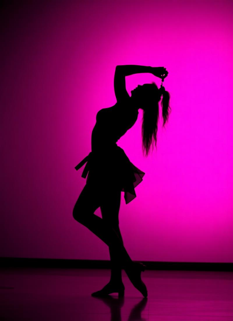 Silueta de bailarina con luz fucsia